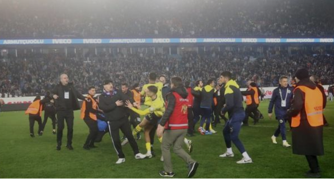 Trabzonspor Fans attackieren Fenerbahce Spieler nach Niederlage